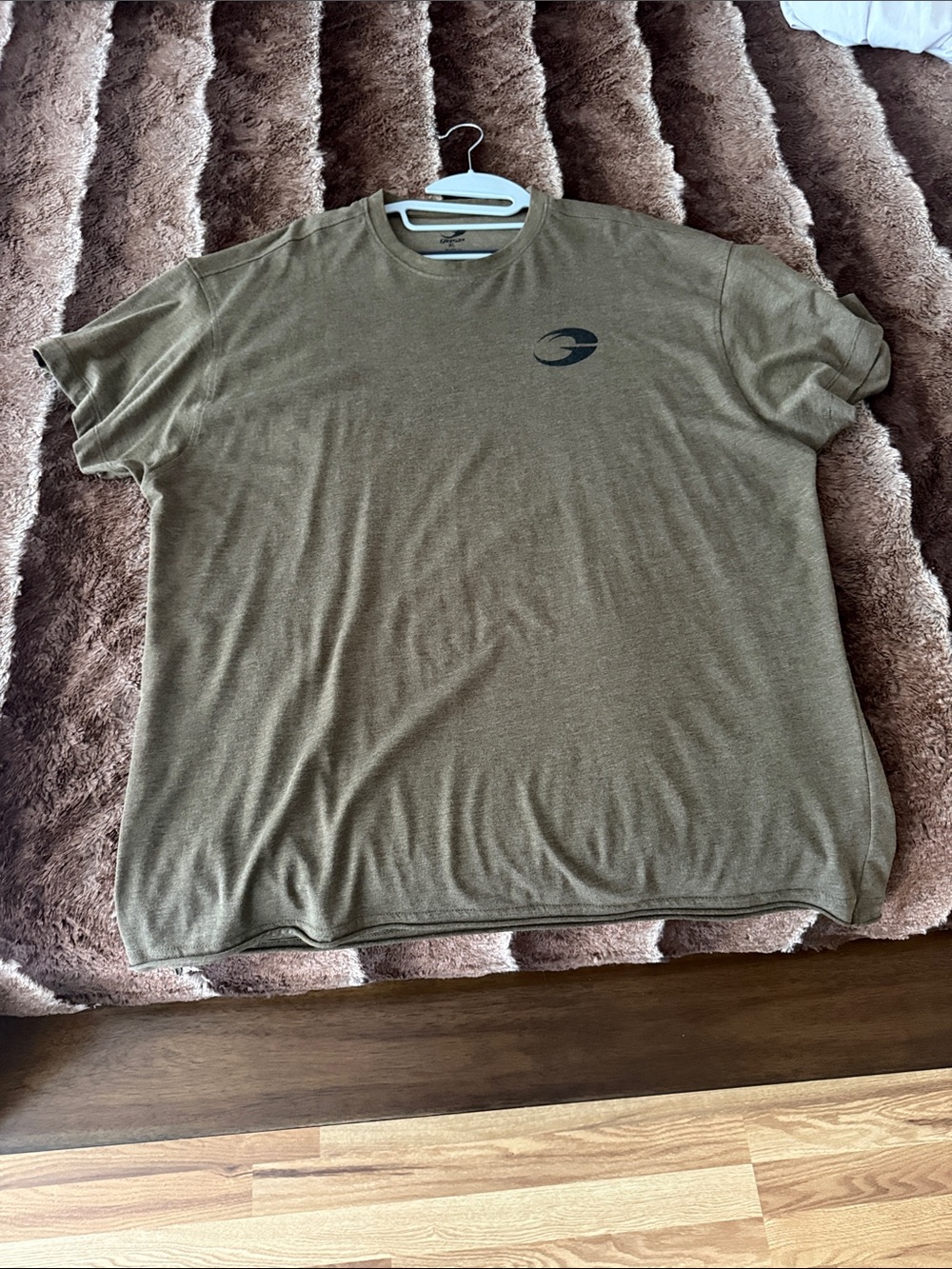 Men's Olive Short-Sleeve Performance Tee with Subtle Chest Logo